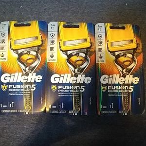 Bundle of 3 Gillette Razors